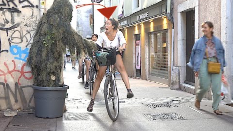BUSHMAN SCARED CARA AND HER FRIENDS ON A BICYCLE. (UNBELIEVABLE) смотреть онлайн