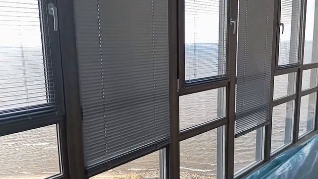 Горизонтальные жалюзи Холис 25мм  С электроприводом DV24 и АКБ  Монтаж на раму окна  SVIL   3