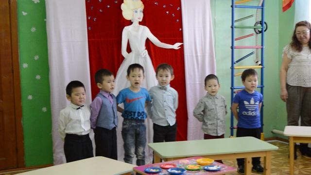 Уолаттар толорууларыгар ийэ туһунан ырыа