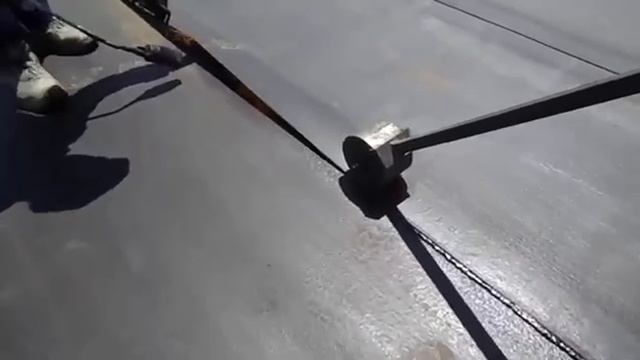 Укладка нижнего слоя рулонного кровельного материала. Проклейка бокового нахлеста