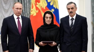 Президент Путин встретился с родителями погибшего Магомеда Нурбагандова и вручил им звезду героя