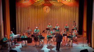 А мы слушаем романс «В парке «Чаир» в исполнении таганрогских джазовых музыкантов!