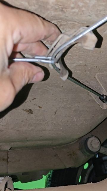 как натянуть новый трос ручника на ниве ?