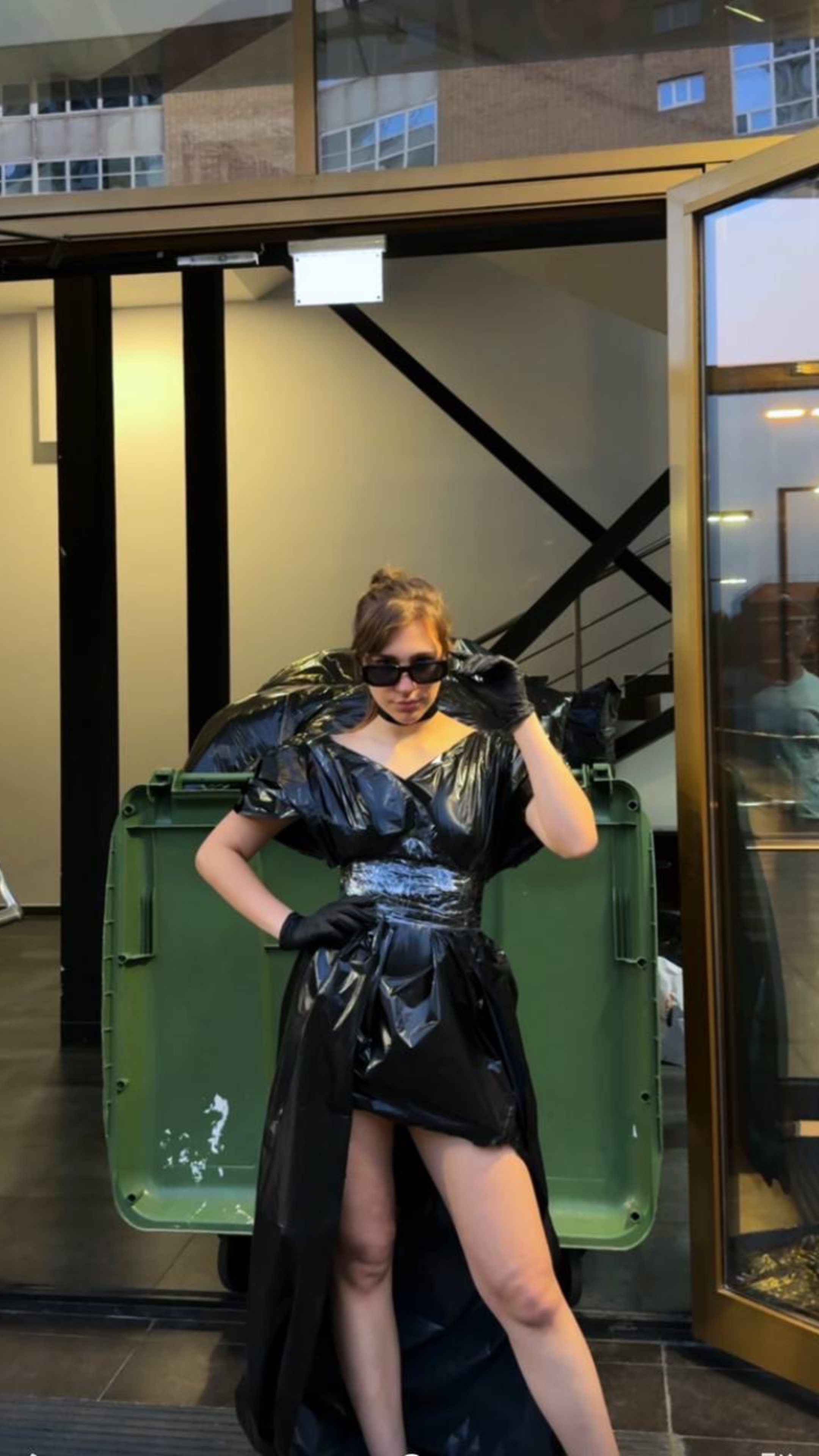 Прогулялись по городу В МУСОРНОМ МЕШКЕ?! 🤯🗑️ смотреть онлайн