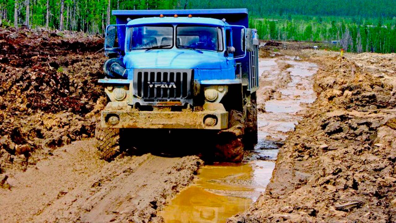 Грузовики на бездорожье. Грузовики в грязи. смотреть онлайн