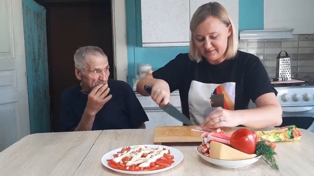 ДЕД МАТВЕЙ С ЖАННОЙ ГОТОВИТ САЛАТ КРАСНОЕ МОРЕ ! смотреть онлайн