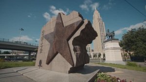 Памятные знаки, посвященные 6-й, 18-й и 21-й дивизиям народного ополчения Москвы