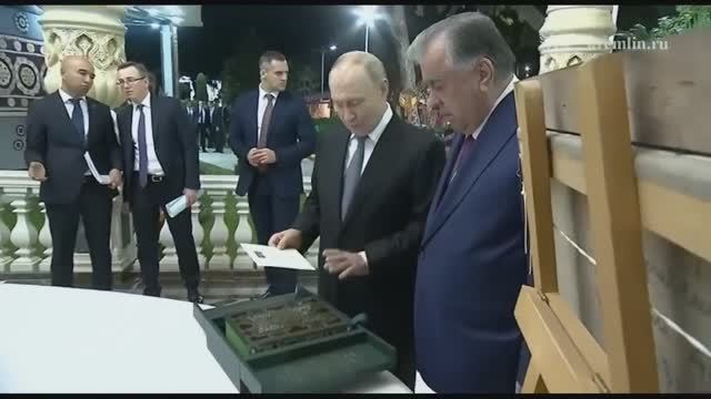 Путин подарил президенту Таджикистана Рахмону книгу об истории таджиков смотреть онлайн