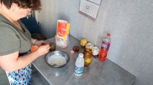 Наварила борща и испекла пирог.Сходили за хлебушком.