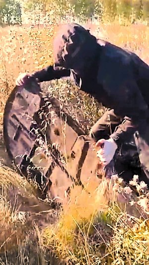 Откопал древний бронепоезд. Забираю по частям.