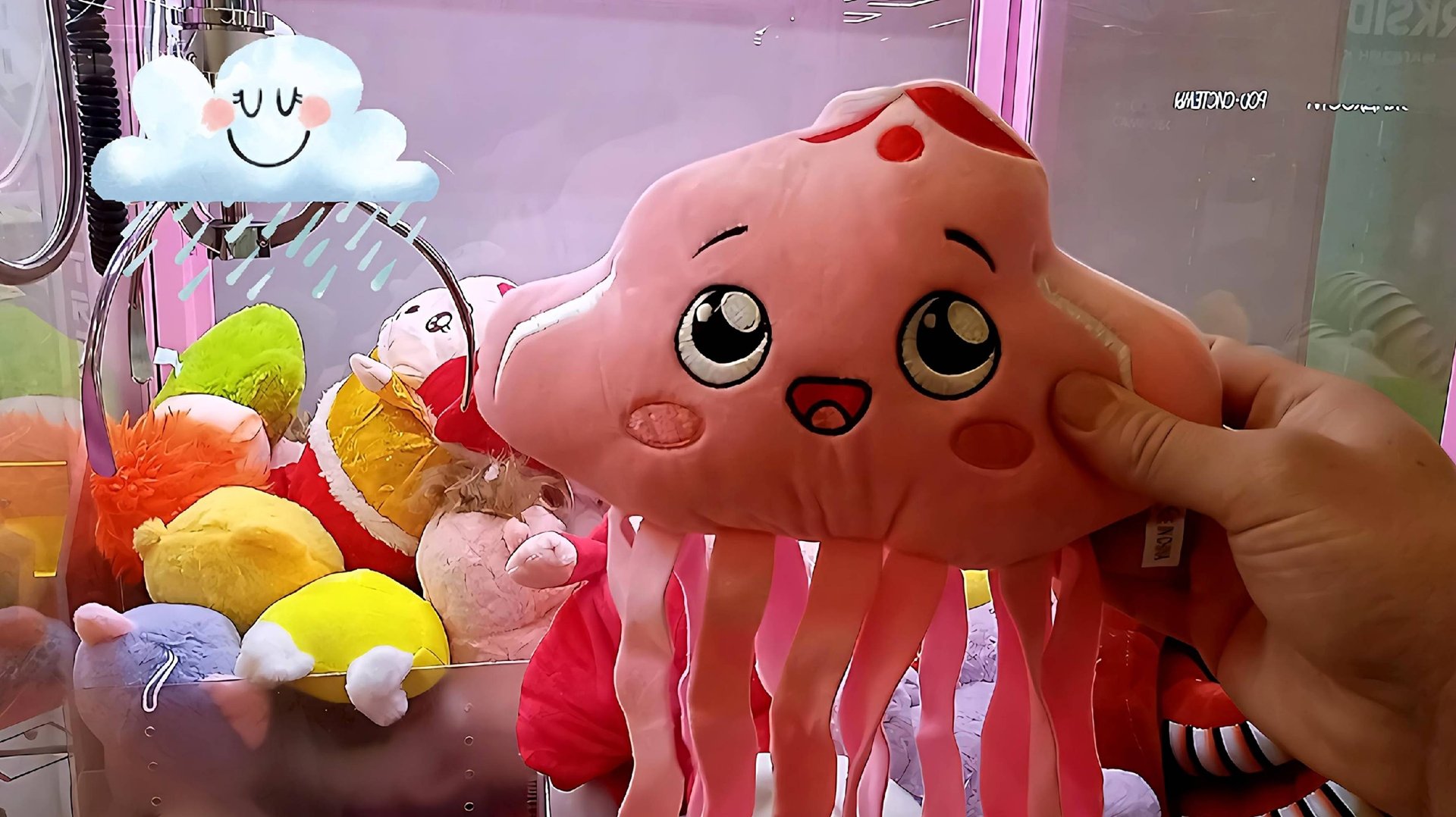 Достали много классных игрушек из автомата Хватайка. смотреть онлайн