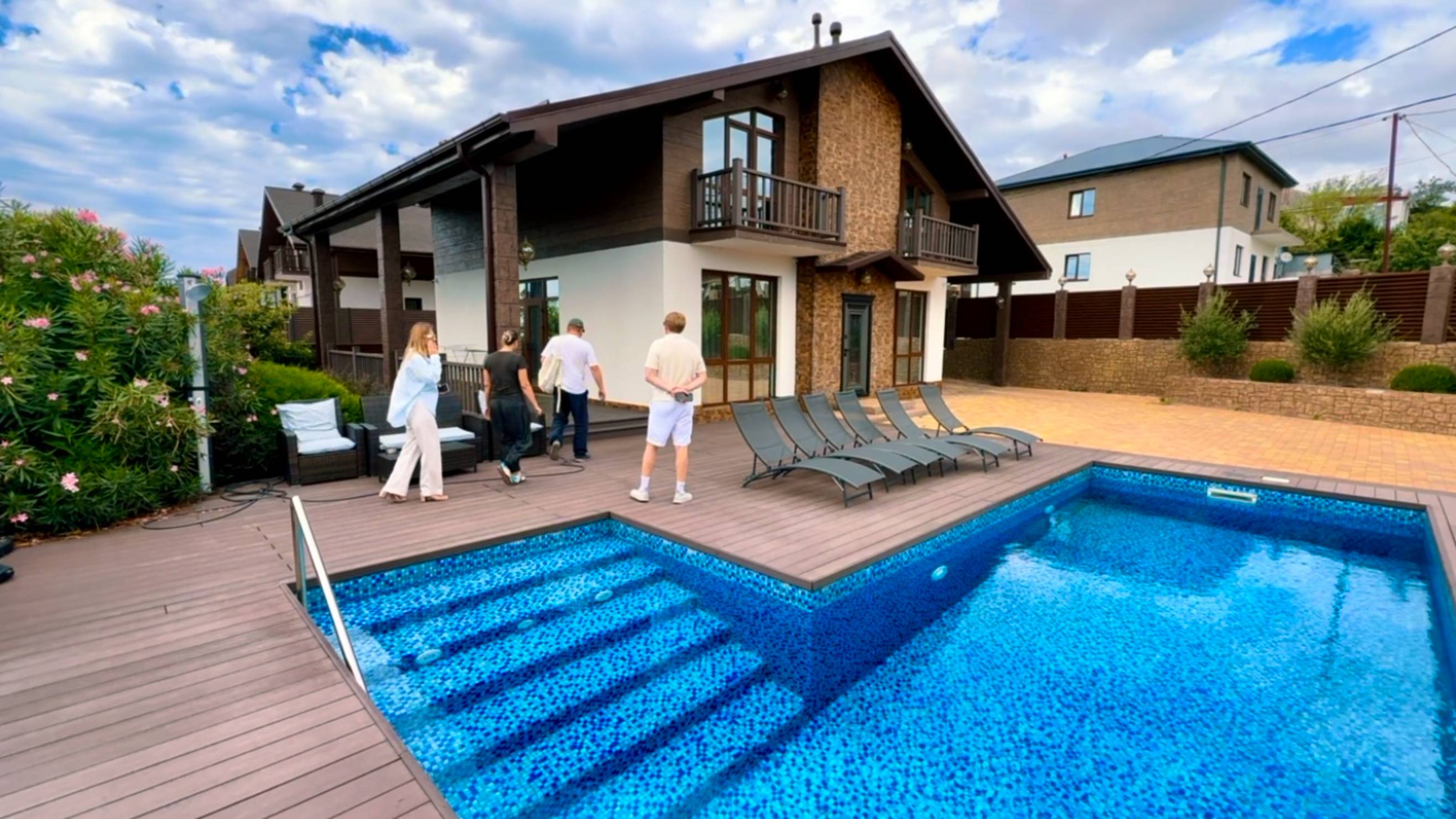 Этот дом сдается за 1 млн рублей в месяц. Хотите такой дом купить себе с бассейном в Сочи