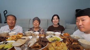 🔥🍲 Мукбанг и Mukbang : КОРЕЙСКАЯ СЕМЬЯ празднует ЧУСОК! 🎑 Традиционный праздничный ужин