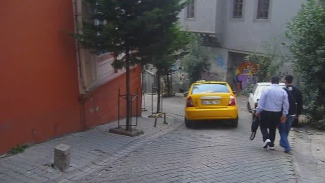 Улица возле Галатской башни в Стамбуле. смотреть онлайн