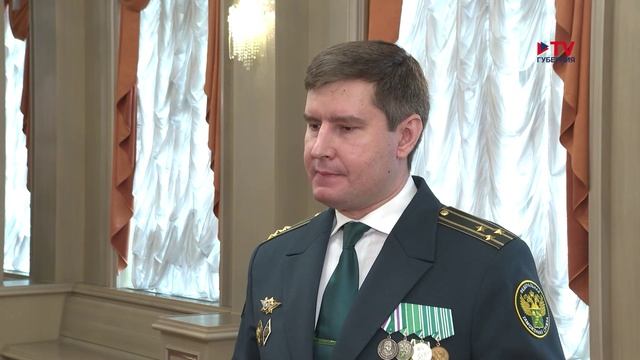 Фальшивое яйцо Фаберже и ювелирка в карнизе для штор: какую контрабанду нашли воронежские таможенник смотреть онлайн