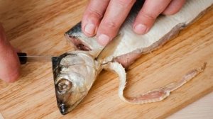 Хитрый трюк как почистить селедку за 10 секунд