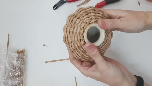 Дно с дыркой. Плетение из газетных трубочек смотреть онлайн