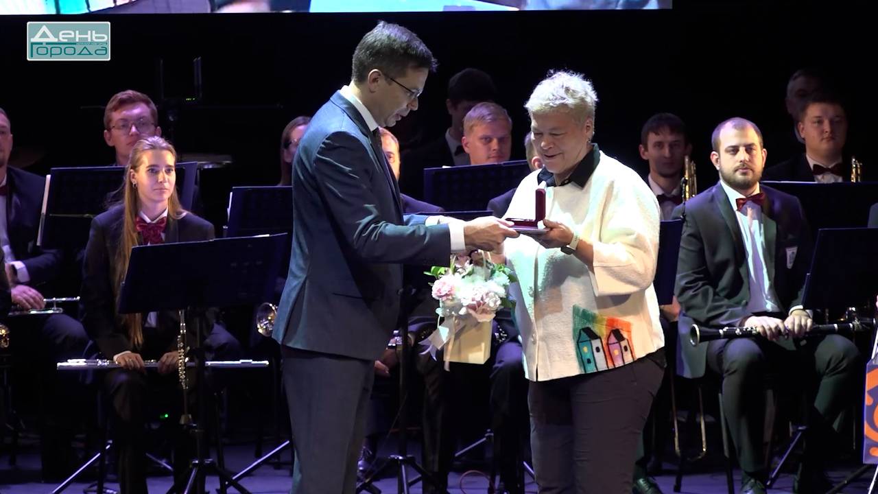 Глава города Юрий Шалабаев поздравил лучших учителей смотреть онлайн