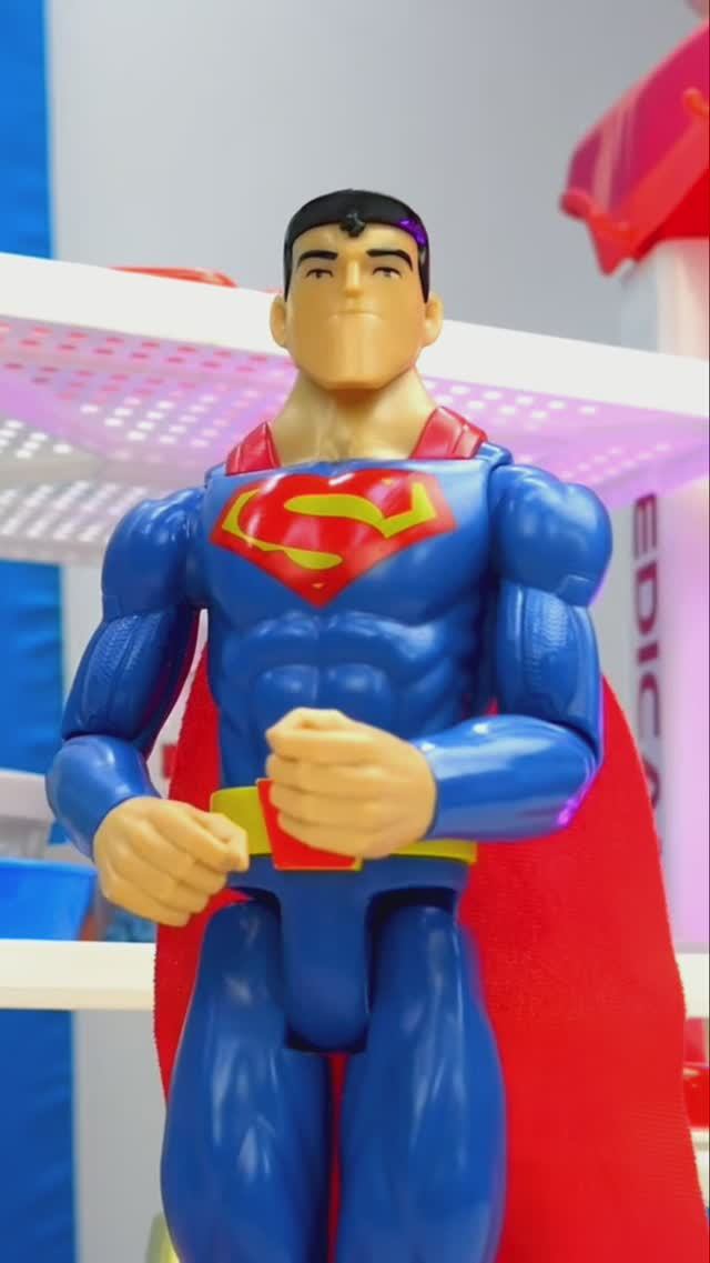Супермен тестирует свои способности 🦸🏻⚡️ #весело #длядетей #игрушки смотреть онлайн