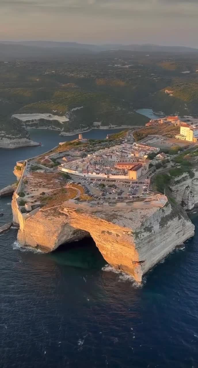 На юге Корсики, на живописном полуострове, расположен прекрасный и уникальный город Бонифаччо, с ... смотреть онлайн