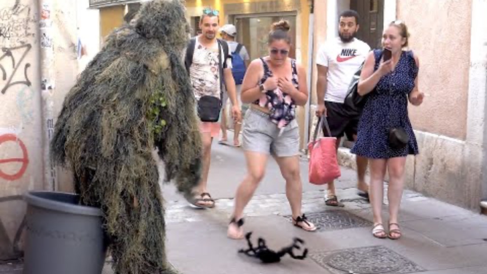EPIC BUSHMAN PRANK, SHE ALMOST FELL DOWN. смотреть онлайн