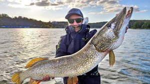 ОГРОМНЫЕ РЫБЫ ПОД НОГАМИ! В центре города! Рыбалка на спиннинг