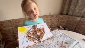 Алиса делает ОСЕННЮЮ ПОДЕЛКУ с мамой 🍁 (просто, красиво, для детского сада)