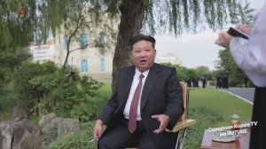 Ким Чен Ын посещает Музей основания партии