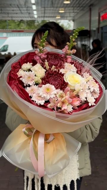 В нём живёт осенняя драма, смягчённая нежностью — идеальный баланс между страстью и уютом.