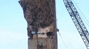Демонтаж зданий с помощью гидромолота