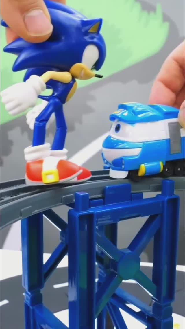 Соник мчится с героической скоростью, чтобы спасти поезд от крушения!⚡🚄 #Соник #Эггман #спасение смотреть онлайн