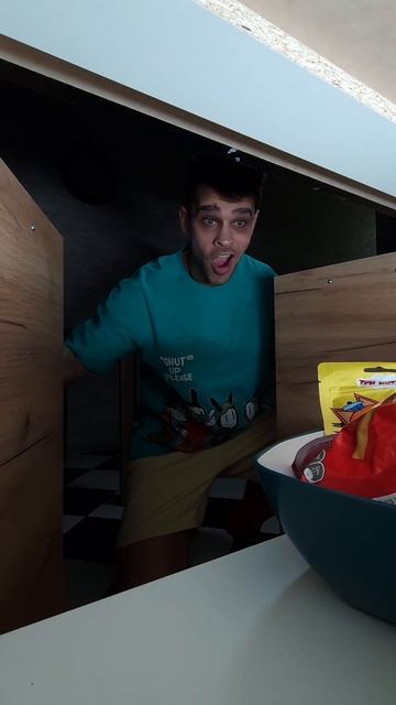 Он хотел съесть все вкусняшки Один 😬 смотреть онлайн