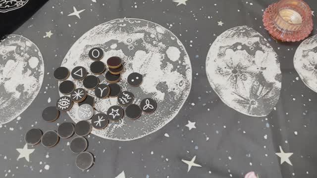 Ближайшее будущее ваших отношений. Гадание на ведьминых рунах