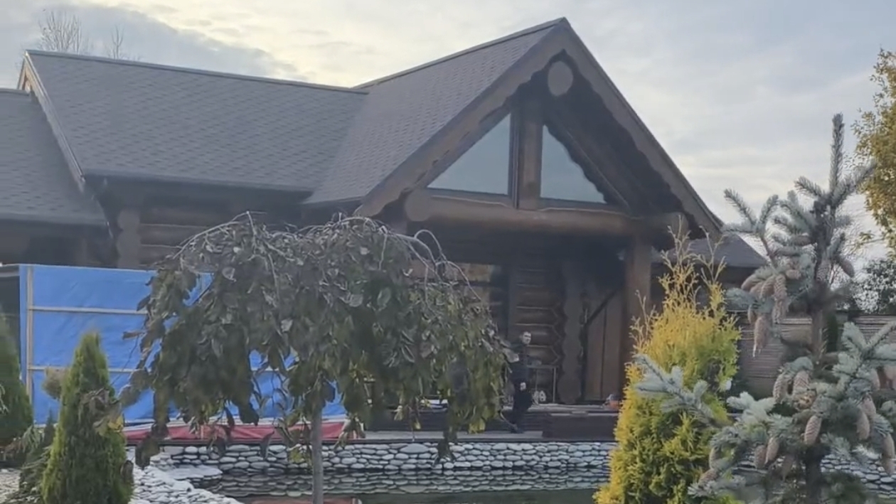 Окно из дуба в бане.