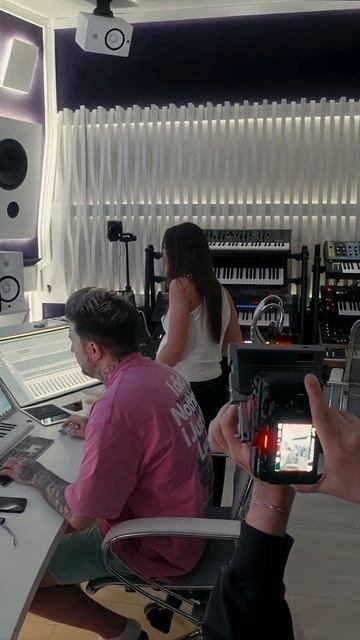 Мари Краймбрери на студии #марикраймбрери #альбом #конфетти смотреть онлайн