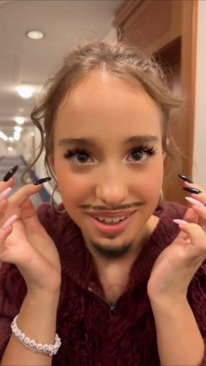 девочки и Усы 🪑🪑🪑