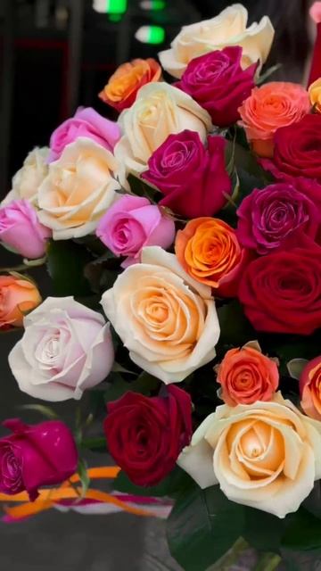 Добавьте в свой день капельку радости, нежности и волшебства — с букетом из роз микс!