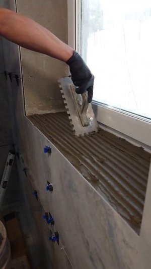 Укладка плитки вокруг окна.