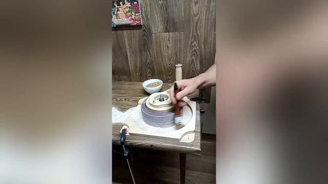 Ручная жерновая мельница на каменных жерновах смотреть онлайн