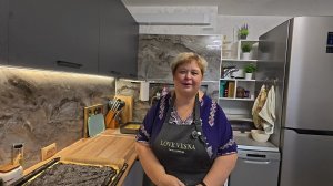 Готовлю свой любимый  пирог а для мужа его любимые креветки.