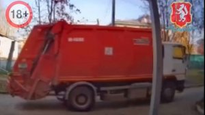 Мусоровоз сбил старушку