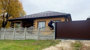 Не можем попасть в дом. Едем в гости к родителям. Привезли песок для стройки. Убираемся на участке.