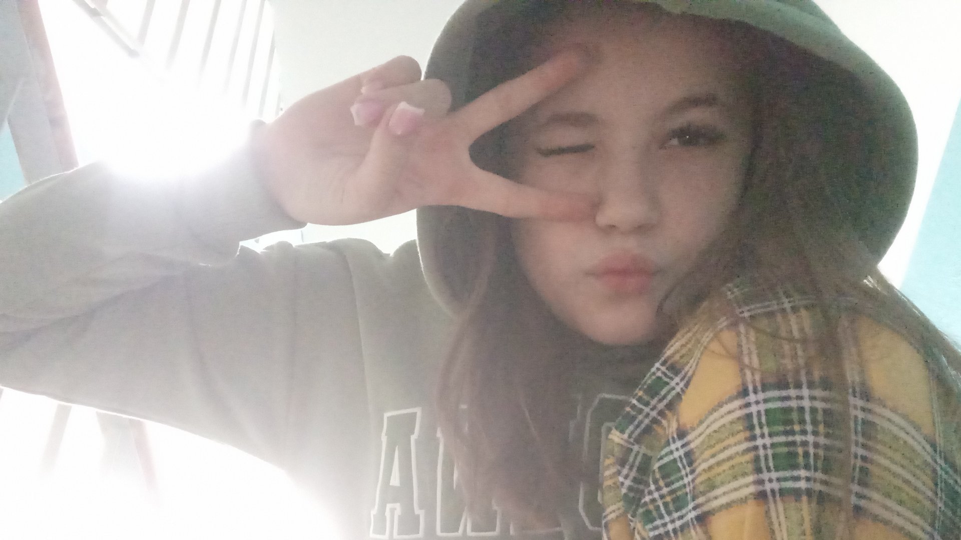 асмр в подъезде часть 3 / тапинг по подъезду смотреть онлайн