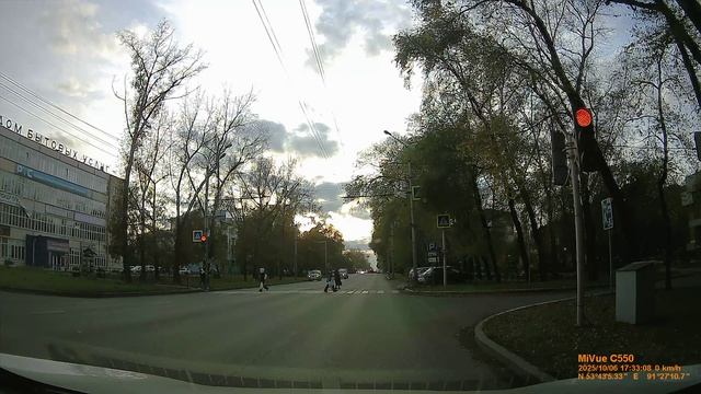 Проезд на красный возле Дома быта в Абакане смотреть онлайн