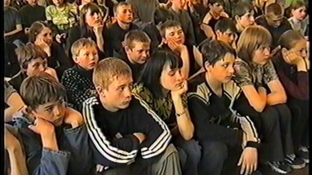Пожаррные и ГАИ в школе Поспелиха 2003г