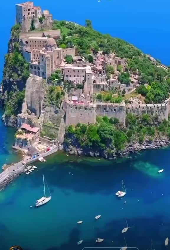 Остров Искья привлекает посетителей со всего мира своими термальными источниками и лечебной грязь... смотреть онлайн