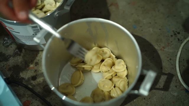 РЕАЛЬНО ЛИ НАЙТИ ДЕНЬГИ В ПЕЛЬМЕНЯХ? смотреть онлайн