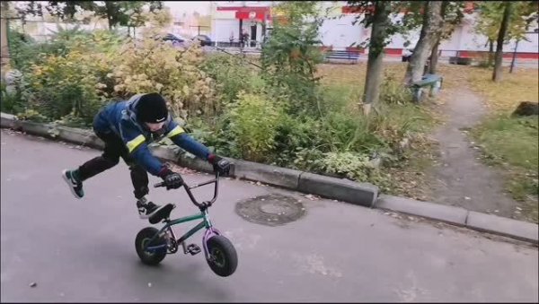 Трюки на мини bmx. Прыжки с трамплина. Как научиться становиться на козла...
