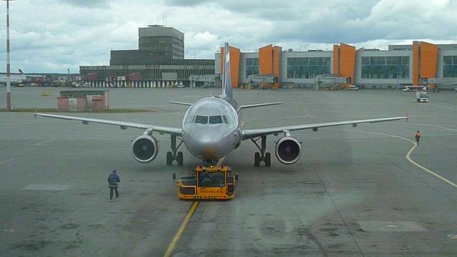 Буксировка самолета в аэропорту Шереметьево. смотреть онлайн