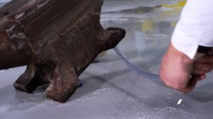 Что, если передавить садовый шланг наковальней?